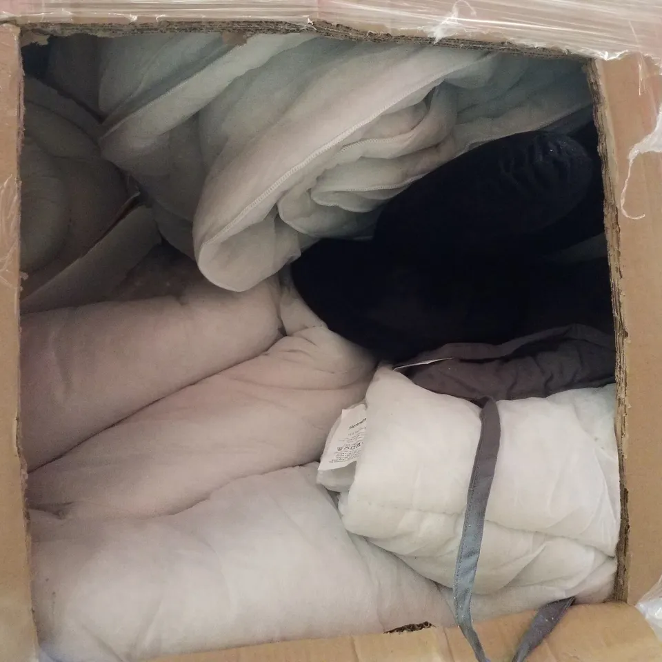 PALLET CONTAINING ASSORTED PILLOWS & CUSHIONS