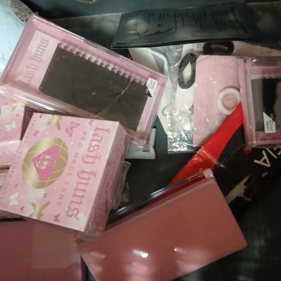 APPROX 12 ASSORTED BEAUTY PRODUCTS TO INCLUDE HAND WASH, YARDLEY TALC, LONDON LASH CHELSEA LASHES, ETC