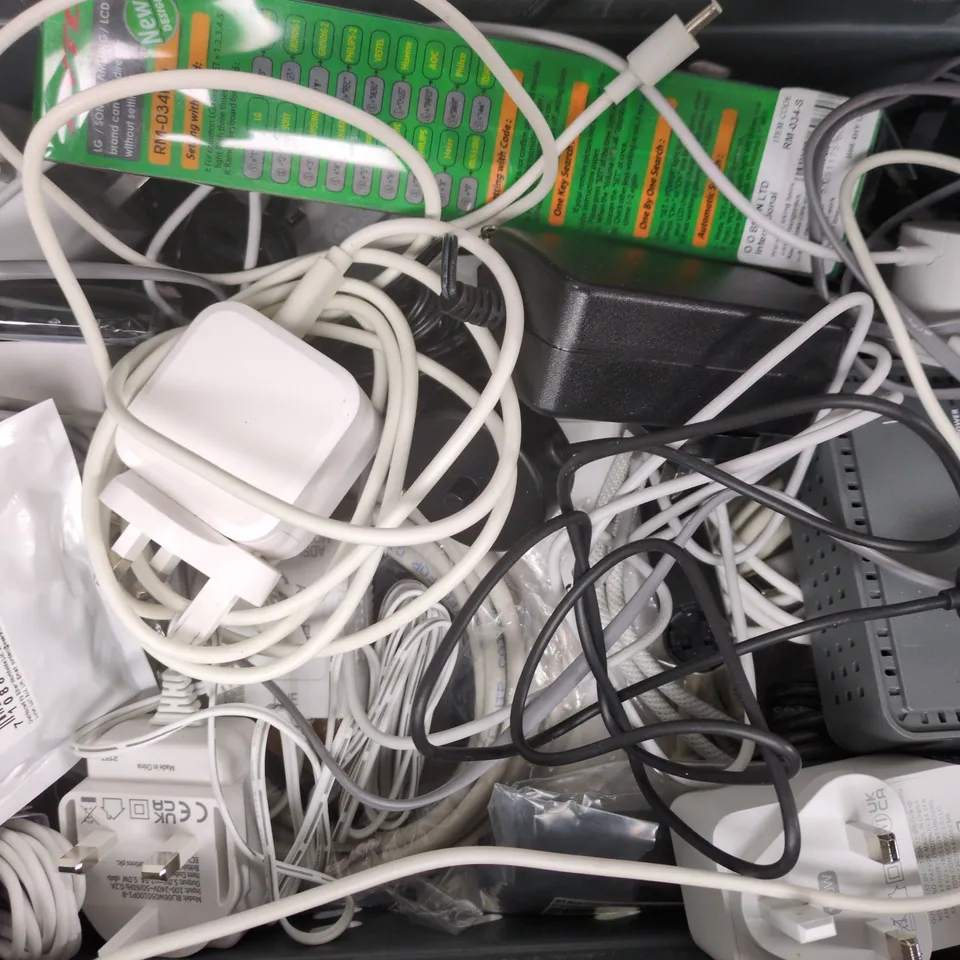 APPROXIMATELY 10 ASSORTED ELECTRICAL HOUSEHOLD ITEMS TO INCLUDE VARIOUS CABLES AND PLUGS, ETC