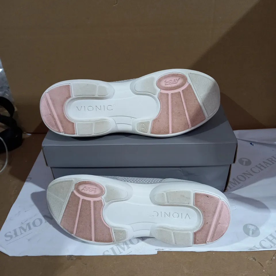 VIONIC GREY GLITTER FINISH FLATSUK SIZE 8