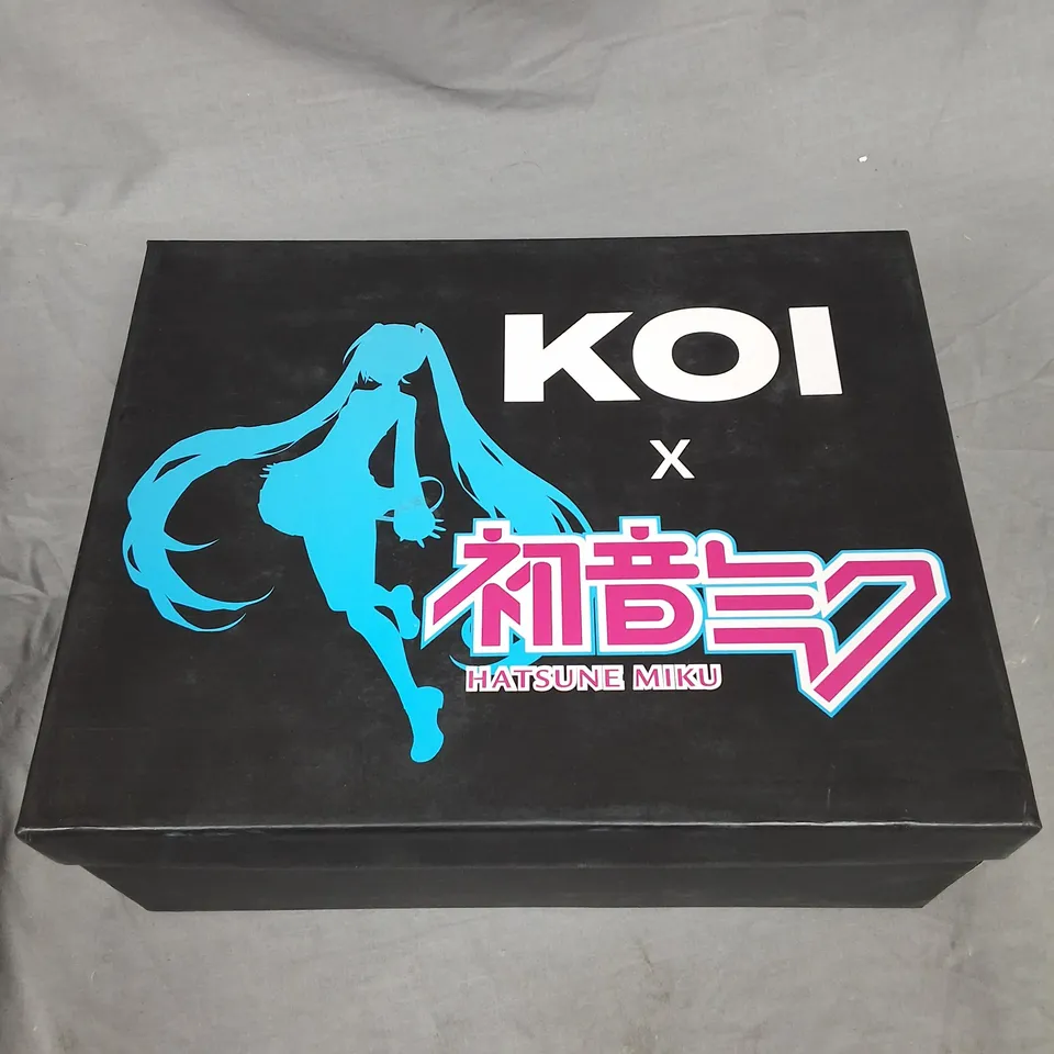 BOXED KOI HATSUNE MIKU CHUNKY TRAINERS IN BLACK/BLUE - UK 5