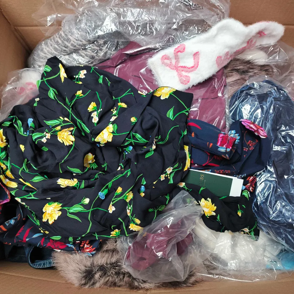 APPROXIMATELY 25 ASSORTED CLOTHING AND FASHION PRODUCTS IN VARIOUS STYLES AND SIZES - COLLECTION ONLY