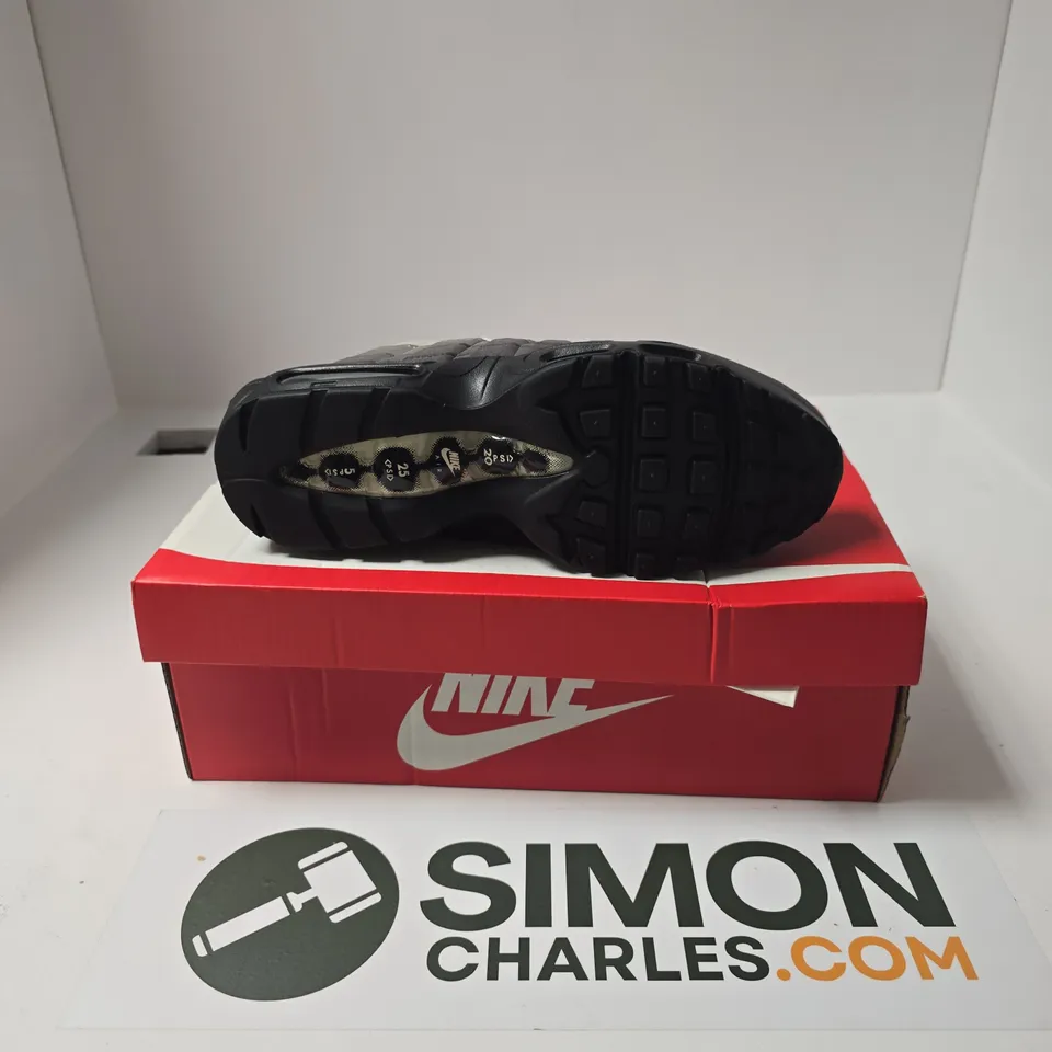 BOXED PAIR OF NIKE AIR MAX 95 OG TRAINERS IN BLACK/WHITE - UK 8.5