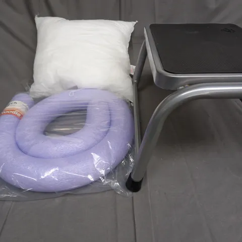 LARGE BOX OF ASSORTED HOUSEHOLD ITEMS TO INCLUDE CUSHIONS, STEPPING STOOL AND POOL NOODLE