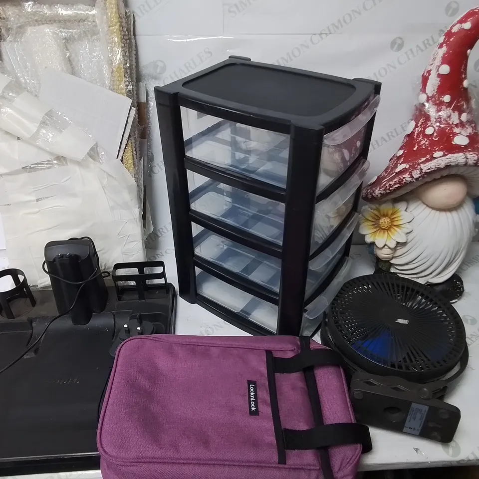LOT OF 6 ASSORTED HOUSEHOLD ITEMS TO INCLUDE GOLD METAL FURNITURE PARTS, GARDEN GNOME, PURPLE BAG AND STORAGE TRAYS