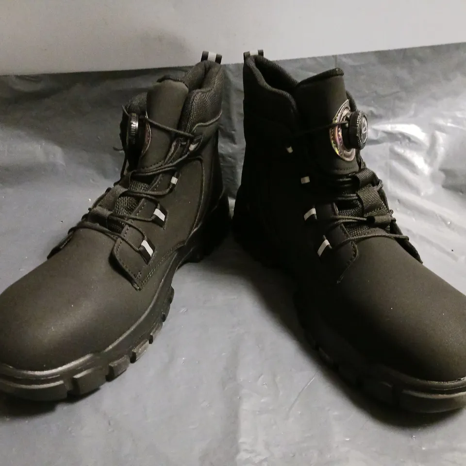 BOXED PAIR OF UNBRANDED SAFETY SHOES IN BLACK SIZE EU 48