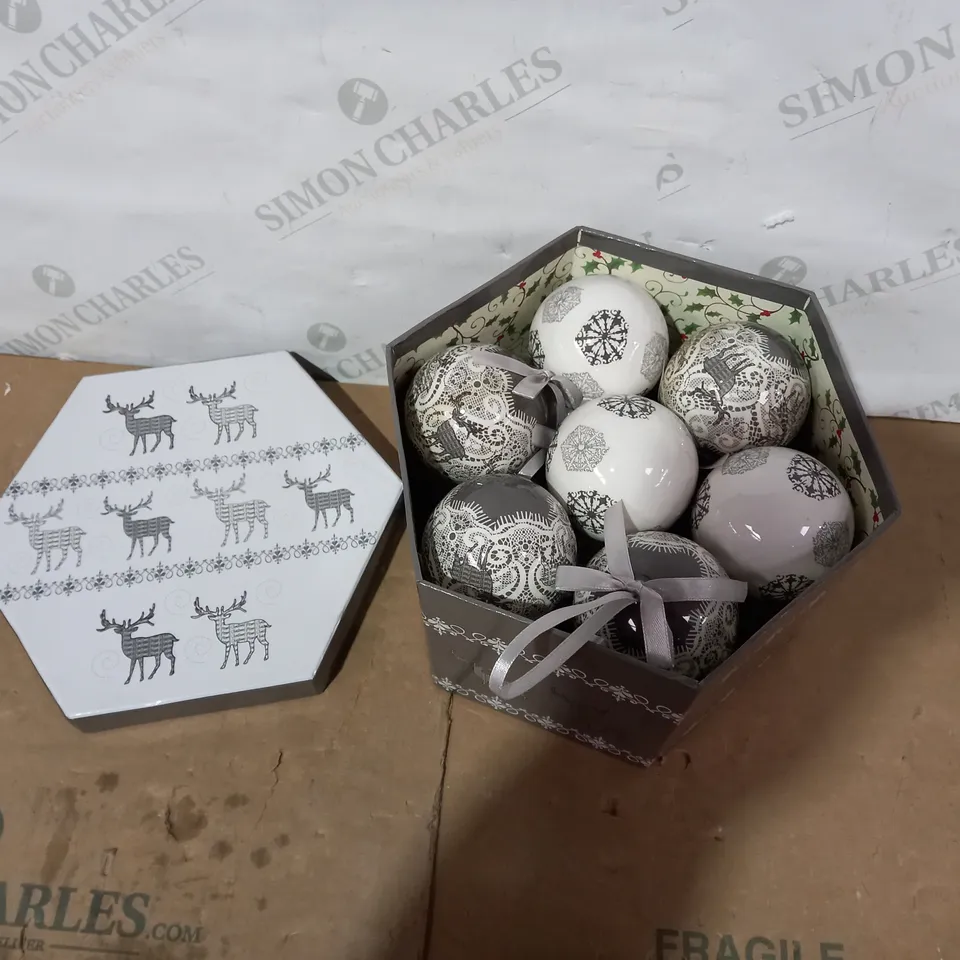 FESTIVE GREY DECOUPAGE BAUBLES RRP £19.99