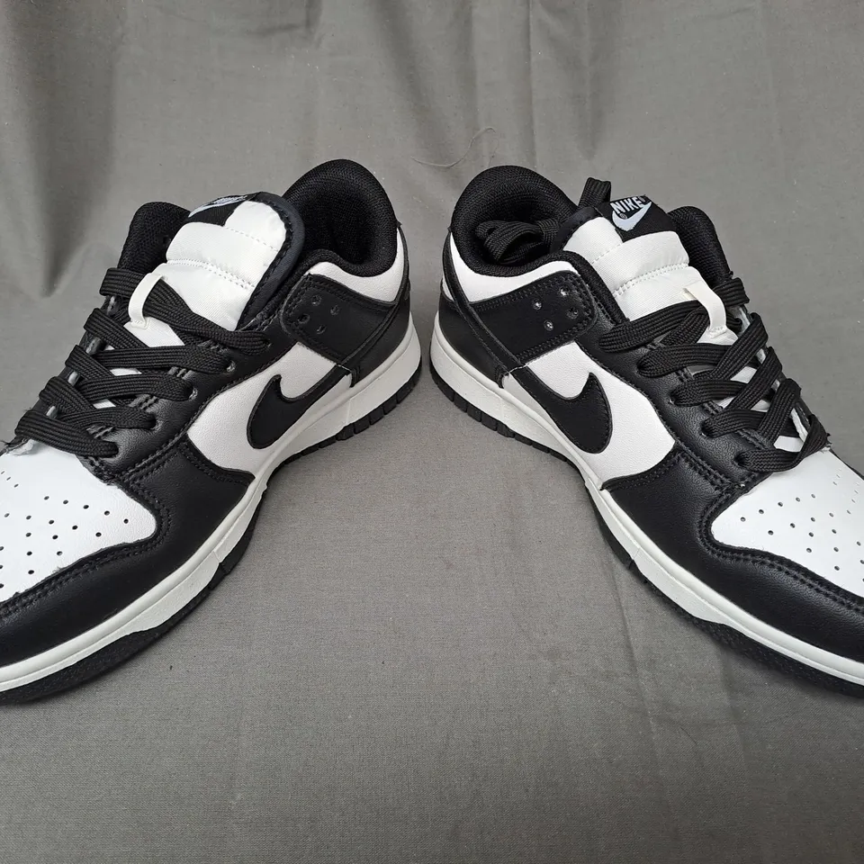 BOXED PAIR OF NIKE TRAINERS IN BLACK/WHITE UK SIZE 5.5