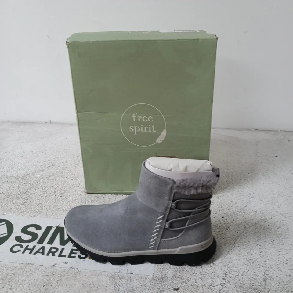FREE SPIRIT WOMEN'S GREY WINTER BOOT WITH FUR LINING - UK 5 