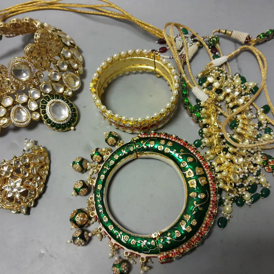 LARGE QUANTITY OF ASSORTED JEWELLERY ITEMS