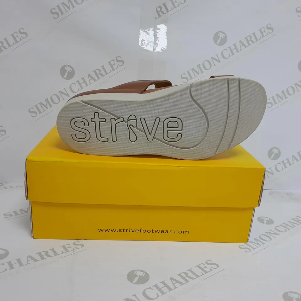 BOXED PAIR OF STRIVE SANTORINI SANDALS IN TAN SIZE 5