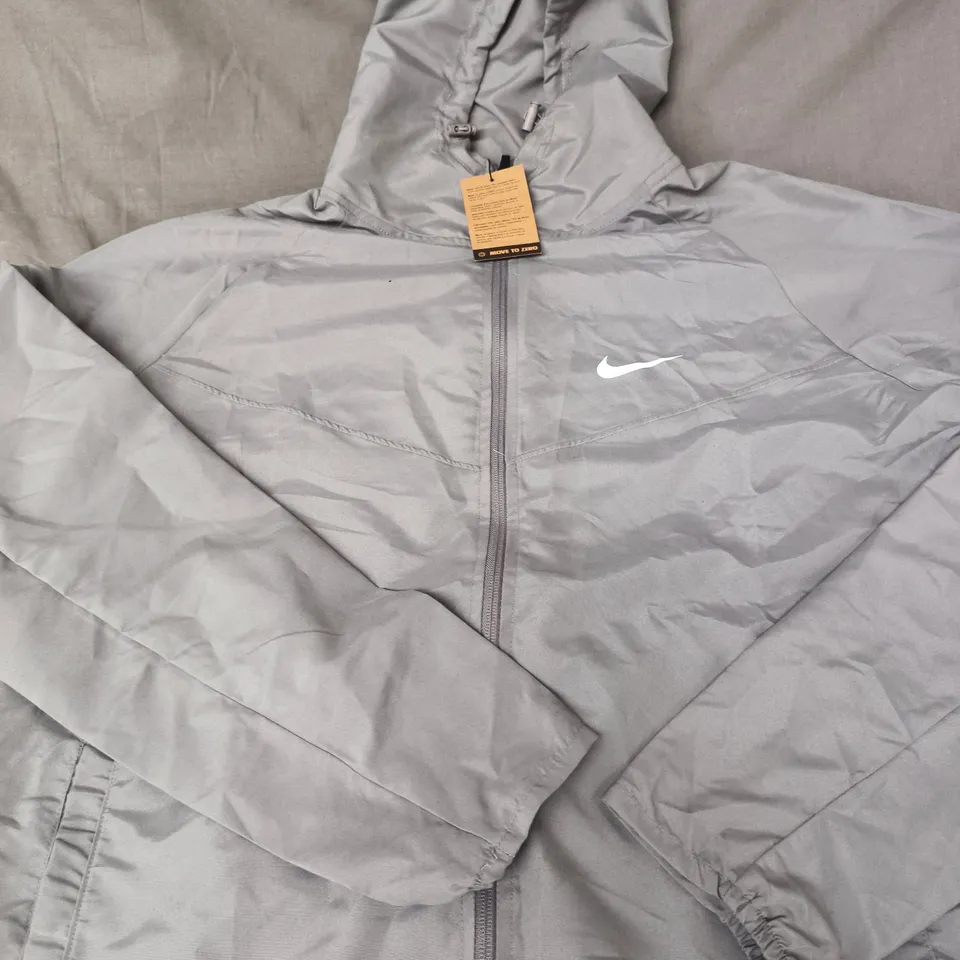 NIKE GREY WINDBREAKER JACKET WITH HOOD – SIZE L