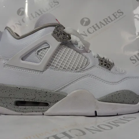 BOXED PAIR OF NIKE AIR JORDAN SHOES IN WHITE UK SIZE 9