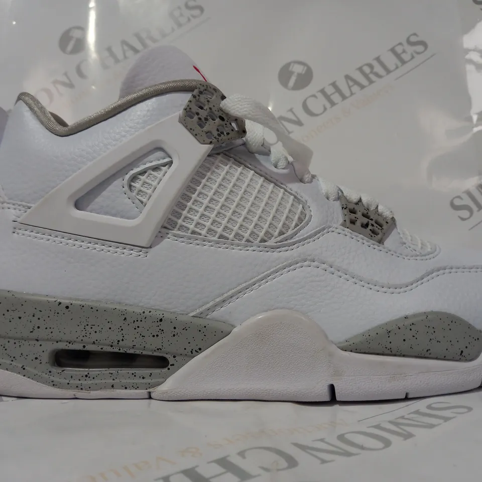 BOXED PAIR OF NIKE AIR JORDAN SHOES IN WHITE UK SIZE 9