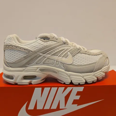 BOXED PAIR OF NIKE AIR MAX MOTO 2K SE SHOES β UK SIZE 6