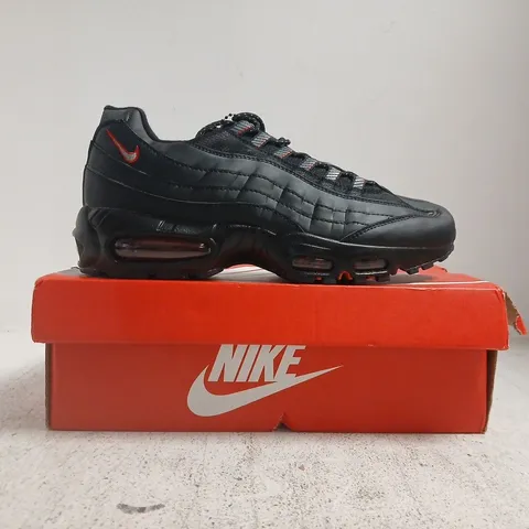 BOXED PAIR OF NIKE AIR MAX 95 TRAINERS IN BLACK SIZE UK 9