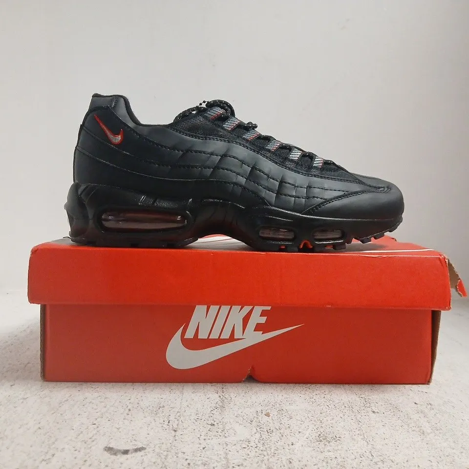 BOXED PAIR OF NIKE AIR MAX 95 TRAINERS IN BLACK SIZE UK 9