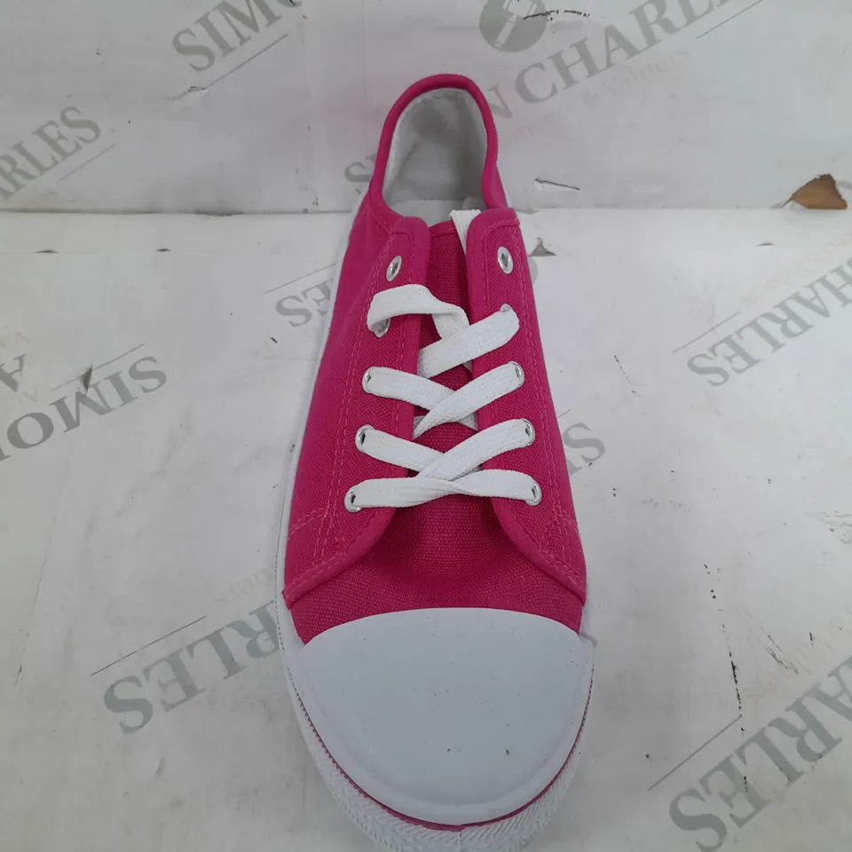 BOXED PAIR OF REDFISH LACE UP LOWS IN PINK - SIZE 7