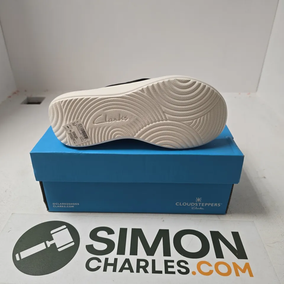 BOXED PAIR OF CLOUDSTEPPERS BY CLARKS SOLEVANA POST2 SANDALS IN BLACK - UK 5