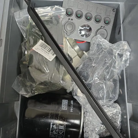BOX OF ASSORTED CAR ITEMS TO INCLUDE - SEAT BELT - BRAKE CALIPER - INNER TUBE 