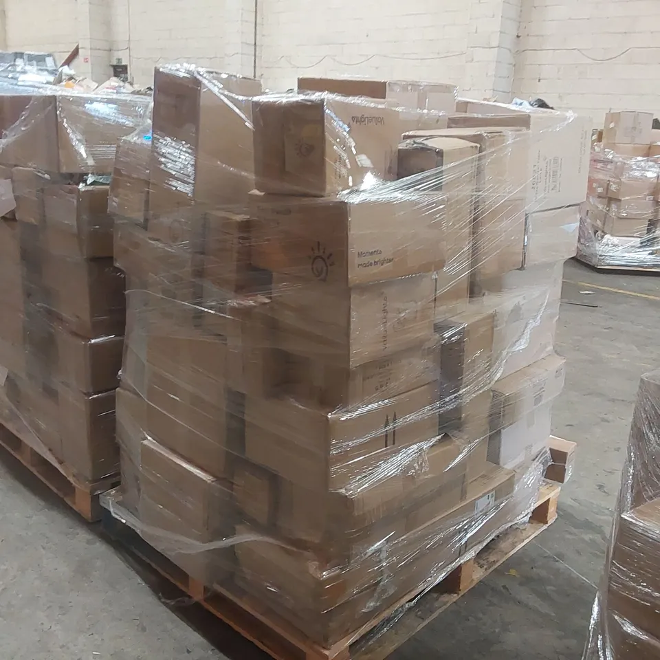 PALLET CONTAINING A VERY LARGE QUANTITY OF ASSORTED LIGHTING ITEMS