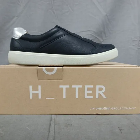 BOXED PAIR OF HOTTER NOAH WIDE SHOES IN NAVY SIZE UK 4.5