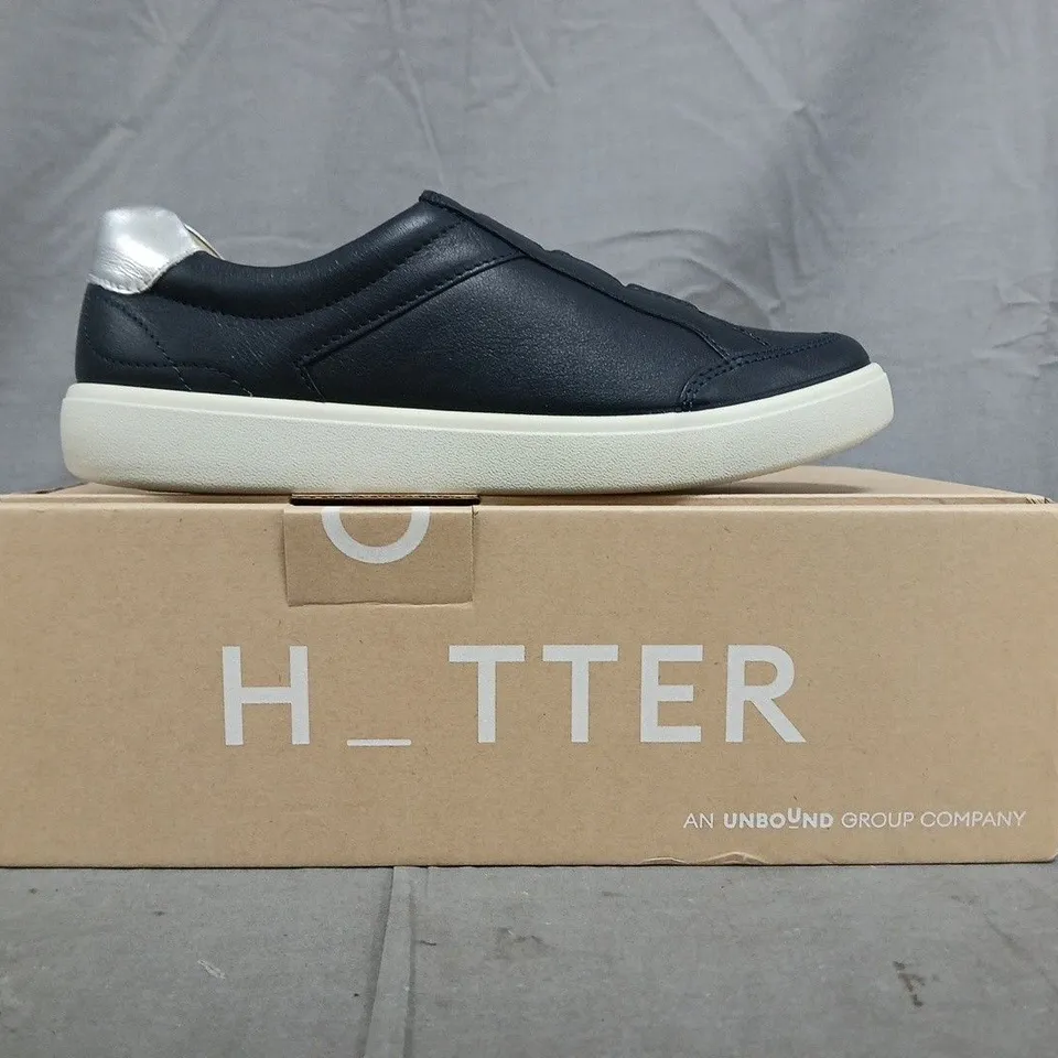 BOXED PAIR OF HOTTER NOAH WIDE SHOES IN NAVY SIZE UK 4.5