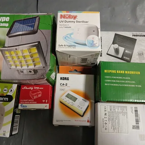 LOT OF 8 ASSORTED HOUSEHOLD ITEMS TO INCLUDE NUBY STERILIZER, SOALR WALL LAMP AND DIGITAL SCALE