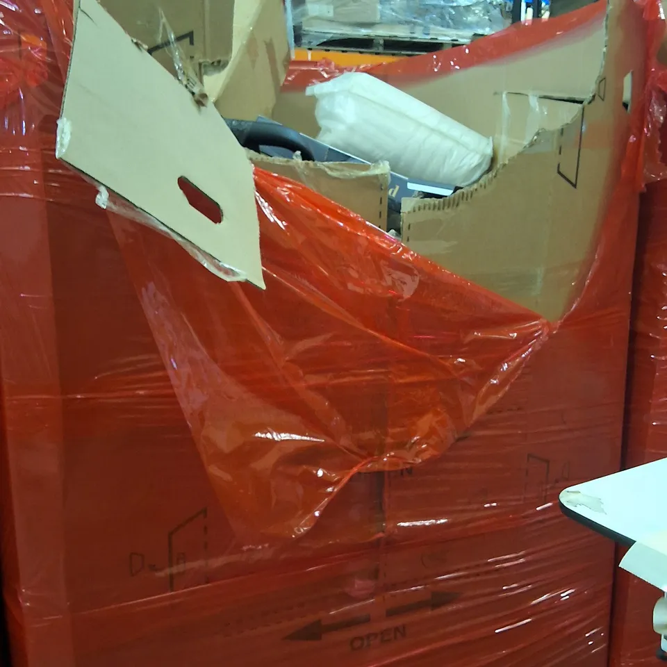 PALLET OF ASSORTED HOUSEHOLD GOODS AND ITEMS TO INCLUDE;PRAM,AREA RUG,PRIVACY SCREEN