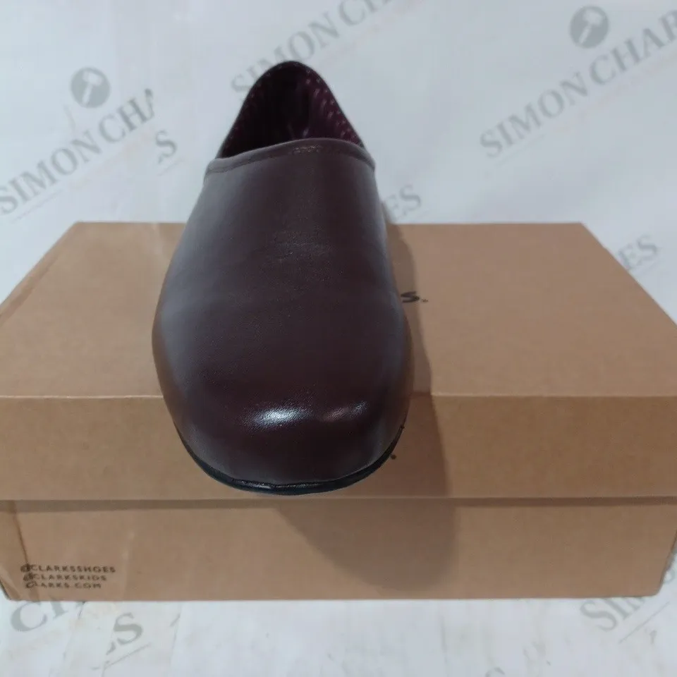 BOXED PAIR OF CLARKS HARSTON ELITE SLIP-ON LOAFERS IN BURGUNDY UK SIZE 10