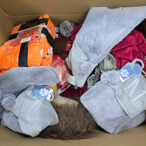 APPROXIMATELY 20 ASSORTED HOUSEHOLD PRODUCTS TO INCLUDE ROCKIN REINDEER, HAUNTED HOUSE FLEECE THROW, ALPHABET STOCKING, ETC - COLLECTION ONLY