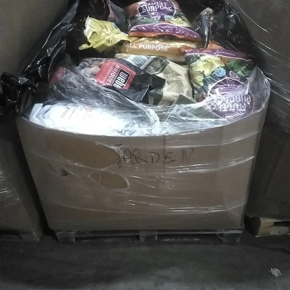 A PALLET CONTAINING A LARGE QUANTITY OF ASSORTED GARDEN PRODUCTS COMPOST ECT