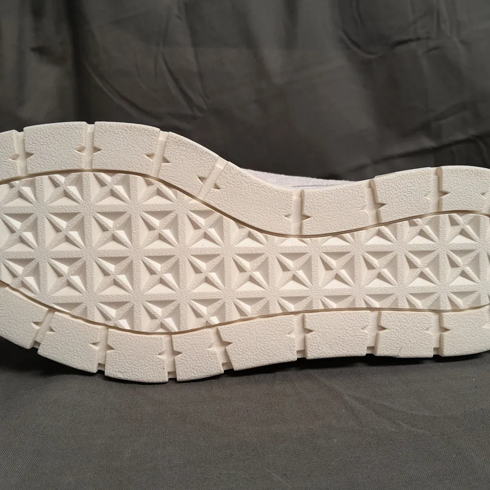 BOXED PAIR OF PUMA MAYZE WHITE TRAINERS SIZE UK 6
