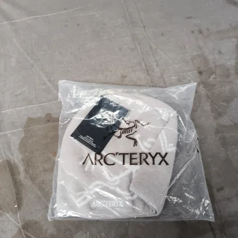 ARC'TERYX BEANIE HAT – WHITE KNIT ON GREY 