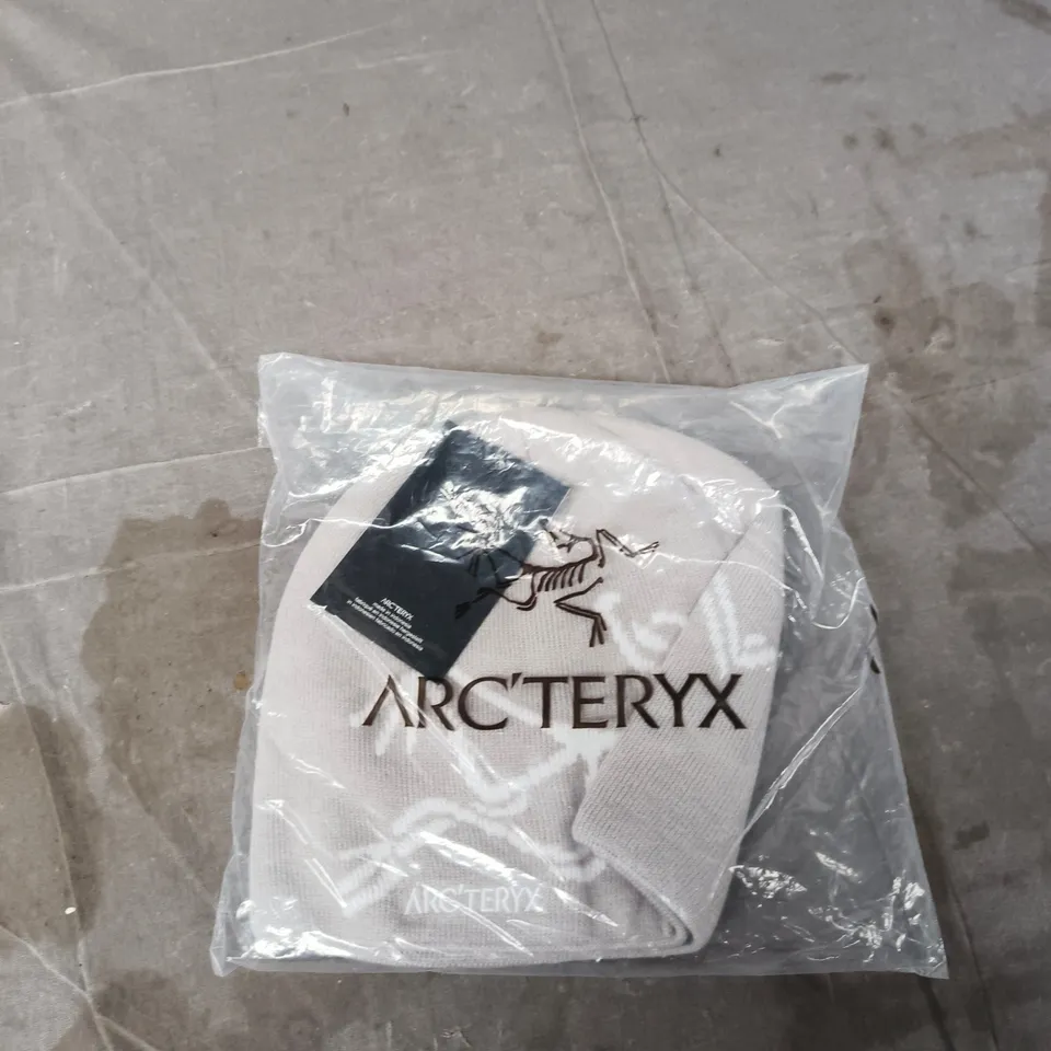 ARC'TERYX BEANIE HAT – WHITE KNIT ON GREY