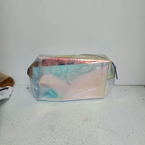 BOX CONTAINING A LARGE AMOUNT OF COSMETIC BAGS