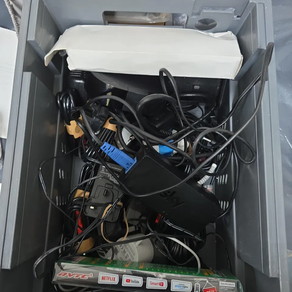 APPROXIMATELY 15 ASSORTED HOUSEHOLD ITEMS TO INCLUDE WIFI ROUTER HUBS, CARD READER, ELECTRICAL CABLES & PLUGS