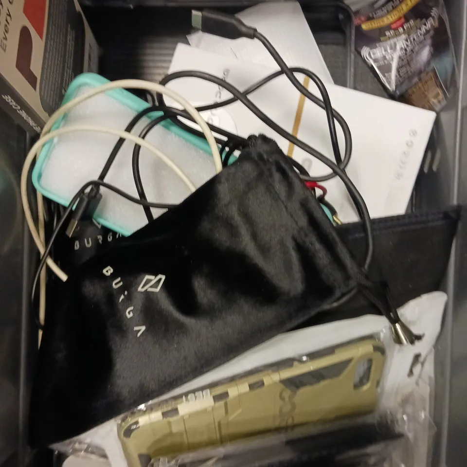 APPROXIMATELY 25 ASSORTED SMARTPHONE ACCESSORIES TO INCLUDE PROTECTIVE CASES, CHARGING CABLES, SCREEN PROTECTORS ETC 