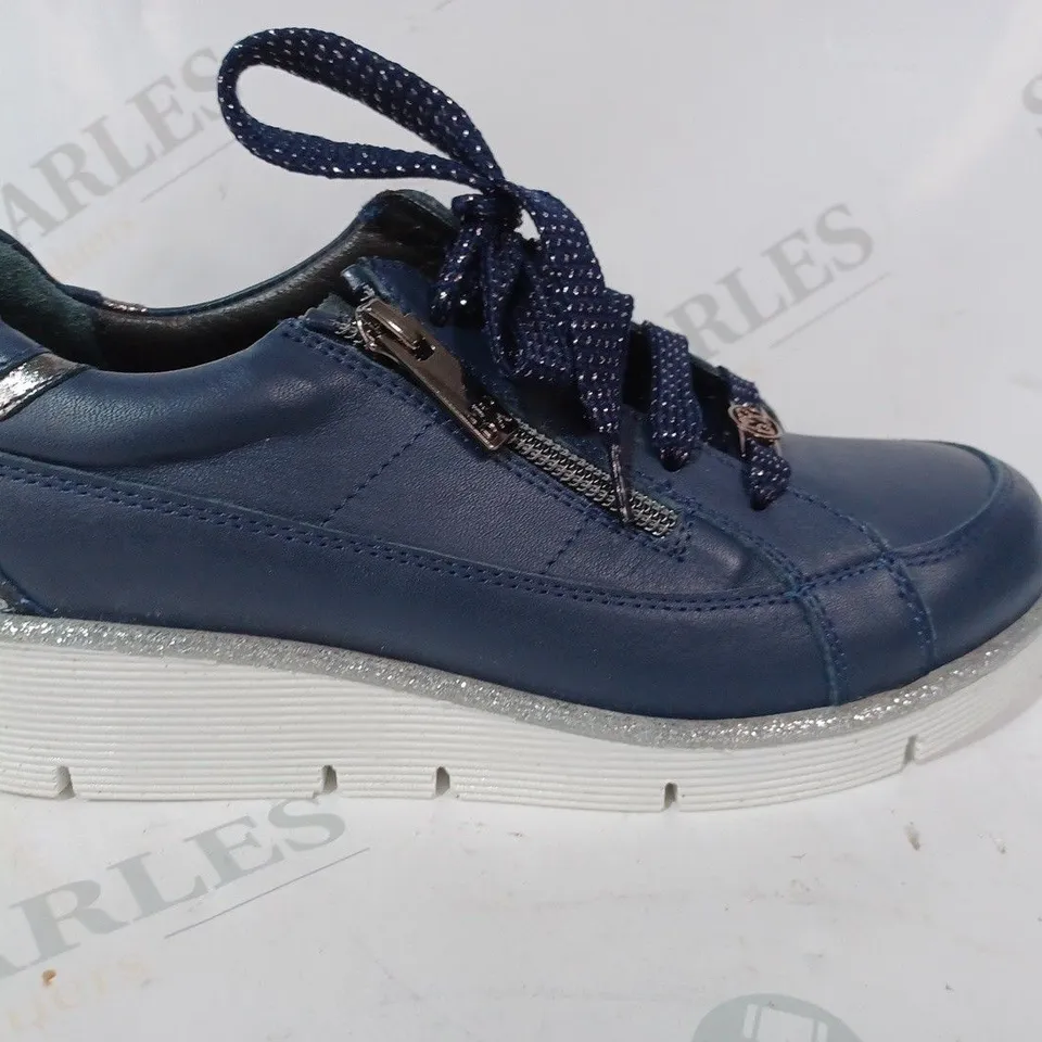 BOXED PAIR OF MODA IN PELLE GENE TRAINERS IN NAVY SIZE 3