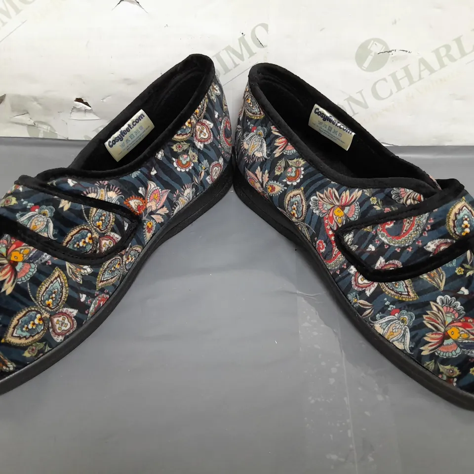 BOXED PAIR OF COSYFEET SLIPPERS IN MIDNIGHT PAISLEY UK SIZE 5