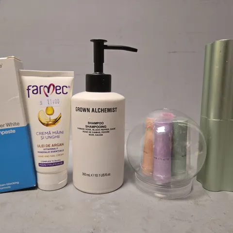 APPROXIMATELY 12 ASSORTED HEALTH & BEAUTY ITEMS TO INCLUDE - FARMEC NAIL CREAM , SMILE WHITE DEEPER WHITE TOOTHPASTE ETC