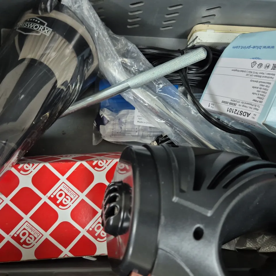 APPROXIMATELY 8 ASSORTED VEHICLE PARTS AND ACCESSORIES TO INCLUDE RACE FUEL FILLER CAP, ETC - COLLECTION ONLY