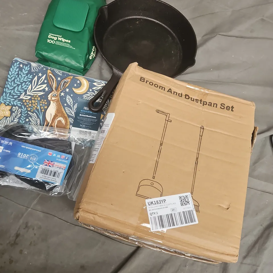APPROXIMATELY 15 ASSORTED HOUSEHOLD PRODUCTS TO INCLUDE BROOM & DUSTPAN SET, CAST IRON PAN, DOG WIPES, ETC - COLLECTION ONLY