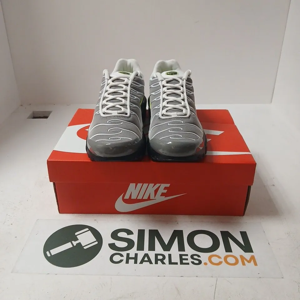 BOXED PAIR OF NIKE AIR MAX PLUS TRAINERS IN WHITE/NEON YELLOW - UK 8