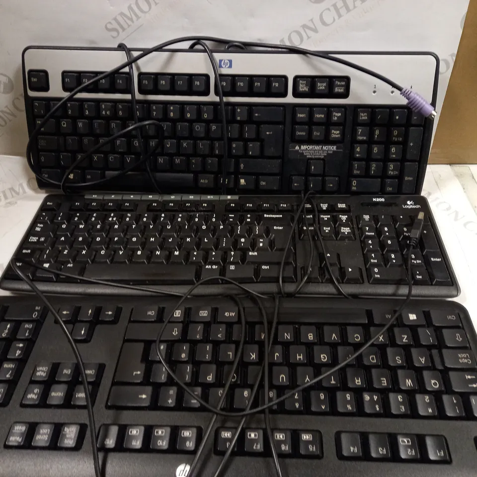 LOT OF APPROXIMATELY 15 LOOSE ASSORTED KEYBOARDS TO INCLUDE HP KU-1156 KEYBOARD, HP KB-0316 KEYBOARD, LOGITECH MEDIA KEYBOARD K200, ETC