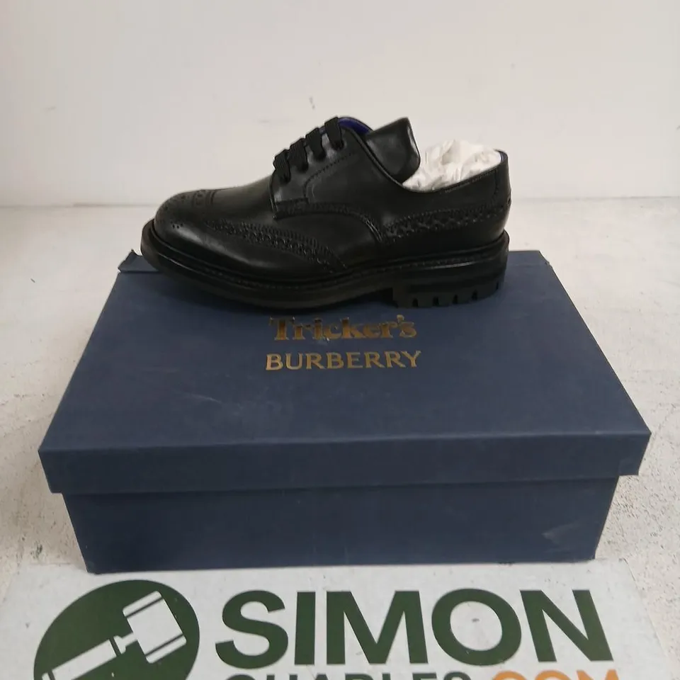 TRICKER'S FOR BURBERRY DERBY ON RUBBER SOLE – BLACK LEATHER BROGUES, UK 4