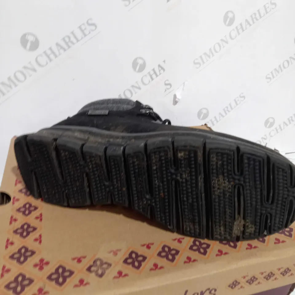 BOXED PAIR OF SKECHERS SYNERGY WARM TECH BOOTS IN BLACK UK SIZE 8