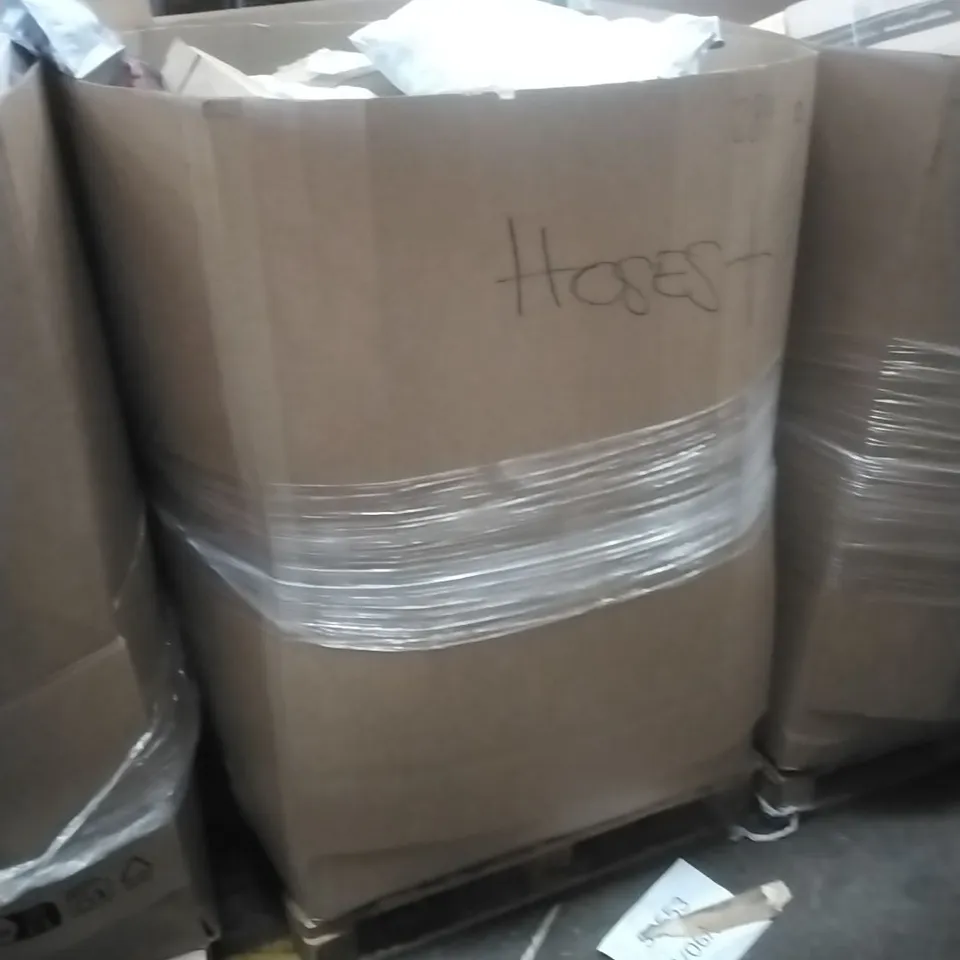 PALLET CONTAINING A LARGE QUANTITY OF GARDEN HOSES