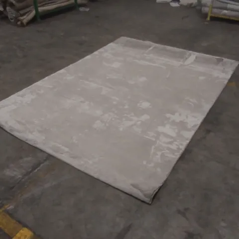 QUALITY DESIGNER FLUFFY RUG - APPROXIMATELY 285 x 200cm