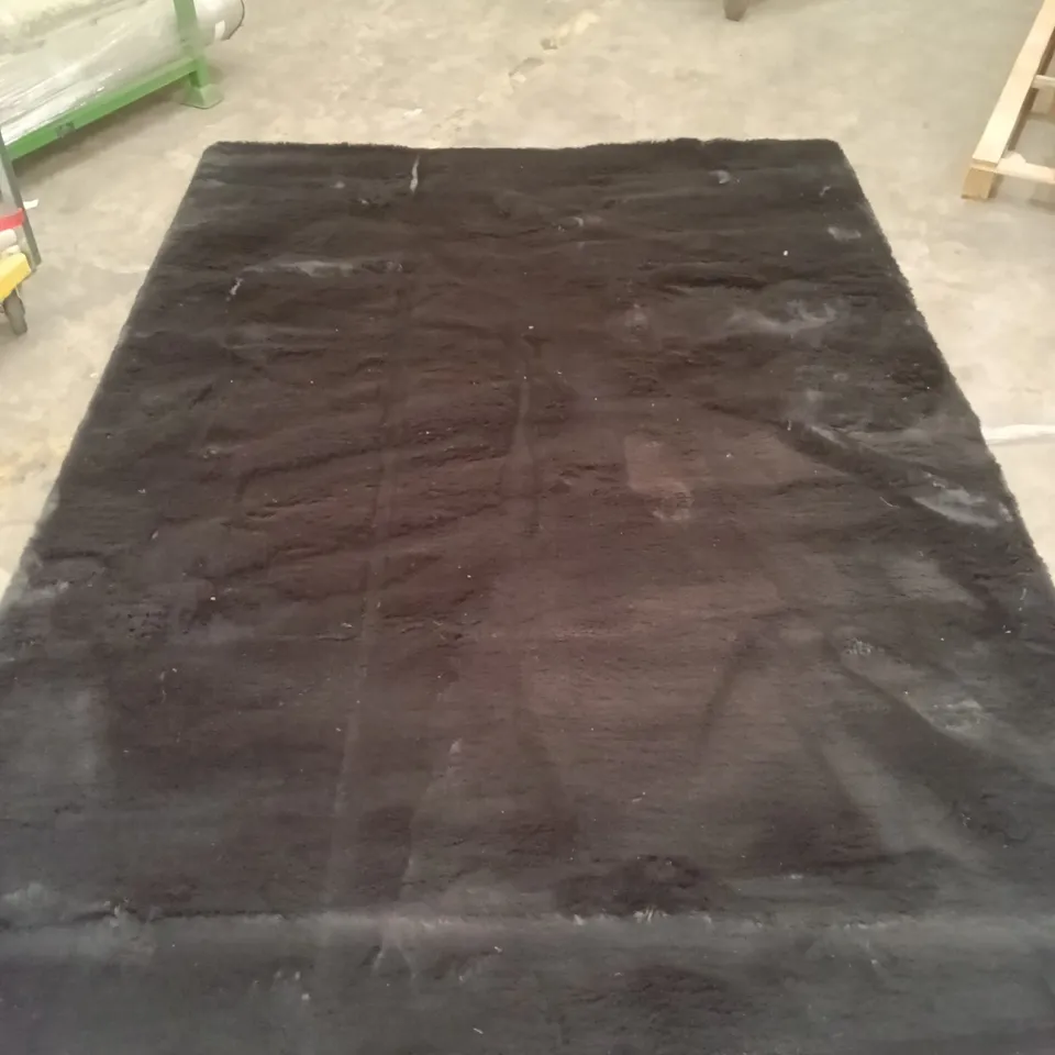 QUALITY DESIGNER AREA RUG - APPROXIMATELY 290CM X 206CM